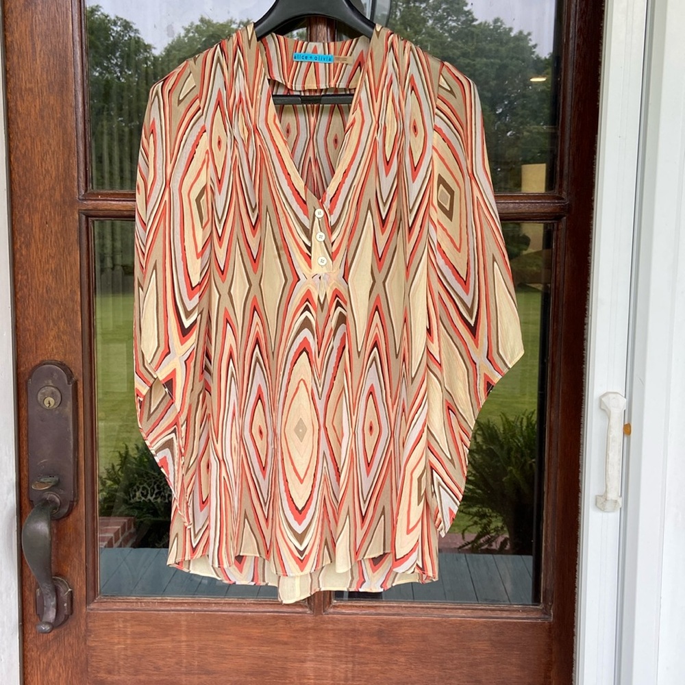 Alice + Olivia 💯 silk top. size small‎